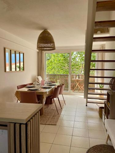 une cuisine et une salle à manger avec une table et des chaises dans l'établissement Superbe duplex refait à neuf !, à Hyères