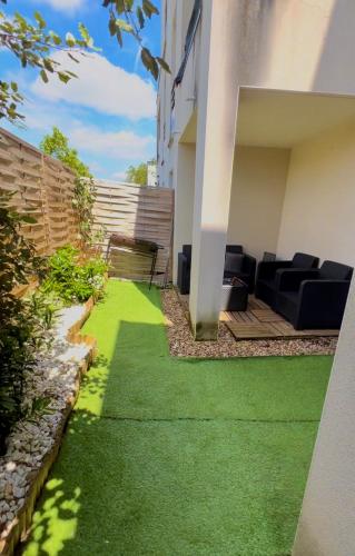 Photo de la galerie de l'établissement Appartement rez de chaussée avec parking privé, à Orléans