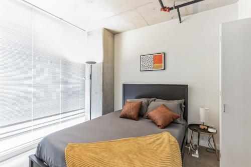 En eller flere senger på et rom på DT Delight Downtown Living Two-Bedroom Endless Access