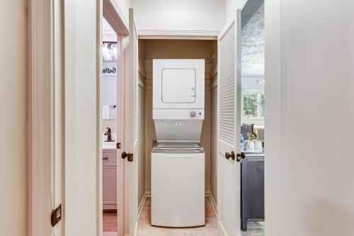 a kitchen with a washer and dryer in a room at Cozy Meyers Lake Townhome Near Hall of Fame! in Canton