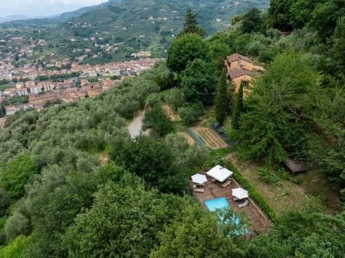 uma vista aérea de uma propriedade com uma casa e uma piscina em La Casa sui Colli em Uzzano