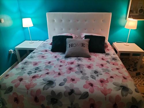 een slaapkamer met een bed met bloemen erop bij Côte Dors in Corpeau