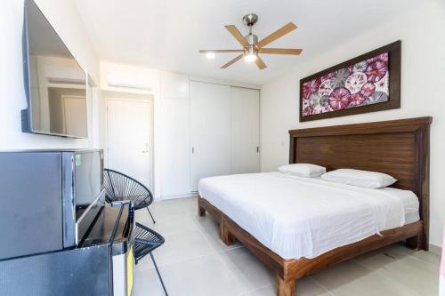 une chambre avec un lit et une télévision à écran plat dans l'établissement Cristal bay 1504 lujosa habitación frente al mar, à Mazatlán