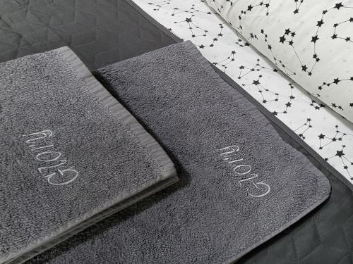 特魯斯卡韋茨的住宿－Glory，一张灰色的书,坐在床上