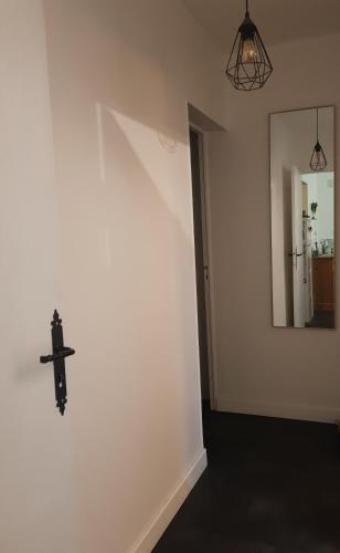 une croix sur le mur d'une pièce avec un miroir dans l'établissement Chez Nani, à Menton