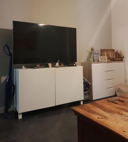 - un salon avec une télévision sur un meuble blanc dans l'établissement Chez Nani, à Menton