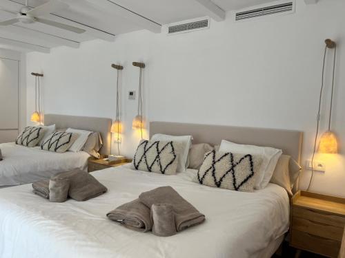 2 letti con cuscini in una camera da letto di Finca Mis Alas a Mijas