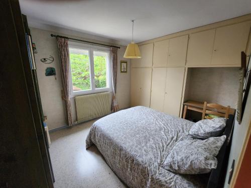 une chambre avec un lit et une fenêtre dans l'établissement Villa Martigues, à Martigues