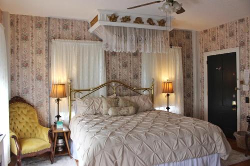 GreenfieldにあるThe Greenfield Innの花柄の壁紙を用いたベッドルーム1室(大型ベッド1台付)