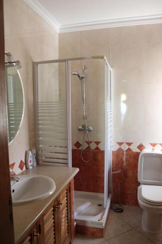 Un baño con ducha, lavabo e inodoro. en CountrySide Villa, en São Brás de Alportel