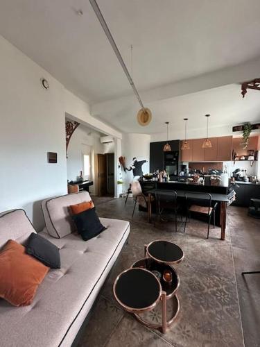 un salon avec un canapé et une table dans l'établissement la touR d'azuR, à La Cadière-dʼAzur