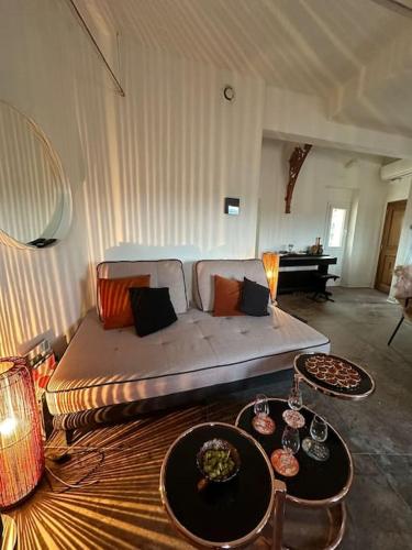 un salon avec un canapé et deux tables dans l'établissement la touR d'azuR, à La Cadière-dʼAzur