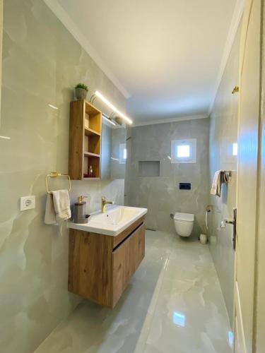 エズデレにあるOzdere Paradiseの洗面台とトイレ付きのバスルーム