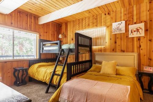 Un ou plusieurs lits dans un hébergement de l'établissement Family Lake Arrowhead Home Sleeps 12 and Gameroom