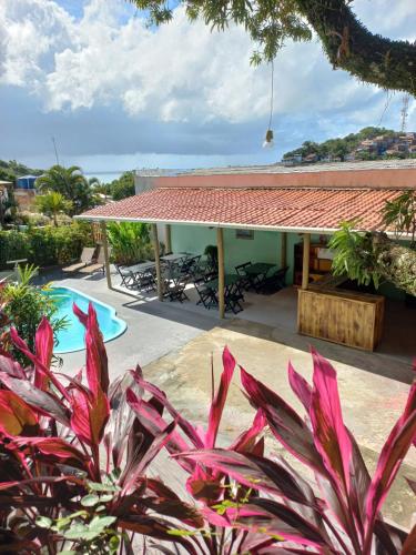 - Vistas a una casa con piscina en Beleza Natural Pousada en Morro de São Paulo