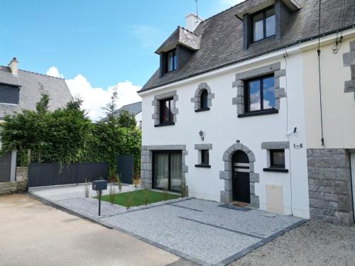 eine Außenansicht eines weißen Hauses mit Auffahrt in der Unterkunft Belle-Île in Vannes