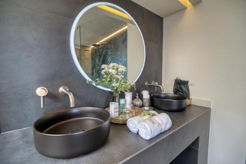 a bathroom with a large sink and a mirror at House Gallery 10 in Tijoco de Abajo
