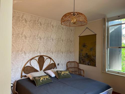 une chambre avec un lit avec deux oreillers dessus dans l'établissement La maison des Dames Marie, à Coursan