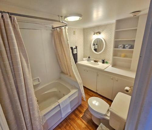 een badkamer met een bad, een toilet en een wastafel bij The Greenfield Inn in Greenfield