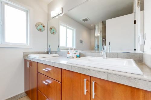een badkamer met een wastafel en een grote spiegel bij Driftwood in Cannon Beach