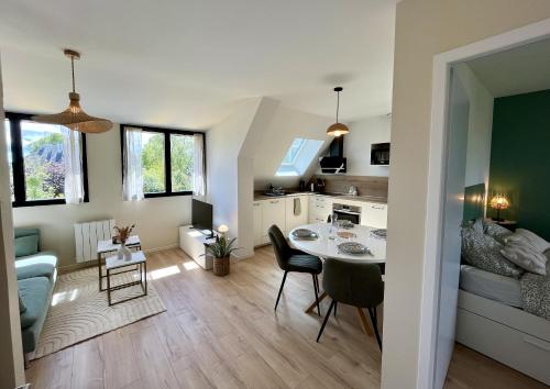 une cuisine et un salon avec une table et un canapé dans l'établissement Ile aux Moines, à Vannes