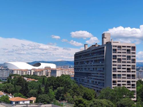 un grand bâtiment dans une ville avec des arbres et des bâtiments dans l'établissement grand appart au calme , proche mer et Stade Vélodrome, à Marseille
