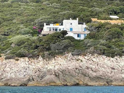 una grande casa bianca in cima a una montagna di Casa al mare con spiaggia privata condominiale a San Felice Circeo