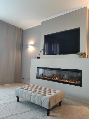 un salon avec une cheminée avec une télévision au-dessus dans l'établissement grand appart au calme , proche mer et Stade Vélodrome, à Marseille