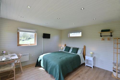 Кровать или кровати в номере Anniston Mill Cabin 1