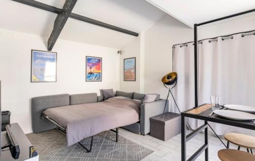 - un lit dans une chambre avec une table et un canapé dans l'établissement Studio moderne avec charme et accès propre, à Donges