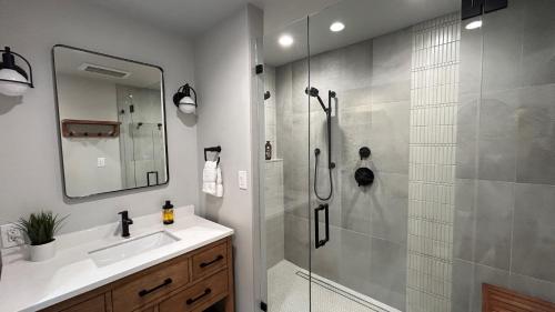 een badkamer met een douche en een wastafel bij Discovery Inn in Friday Harbor
