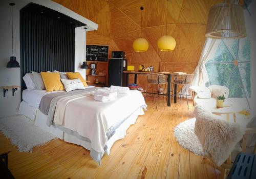 מיטה או מיטות בחדר ב-Bóreas Ecoluxury Glamping