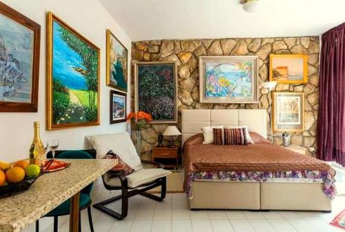 ein Schlafzimmer mit einem Bett und einer Steinwand in der Unterkunft Sea Star in Dubrovnik