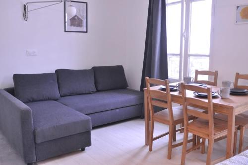un salon avec un canapé et une table dans l'établissement Appt Paris11 Charonne, à Paris
