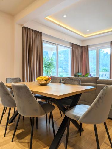 Ruang duduk di Villa with Garden and Veranda