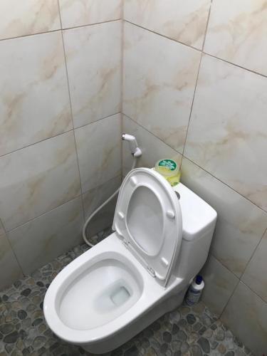 Ένα μπάνιο στο Debzyph Happy Home