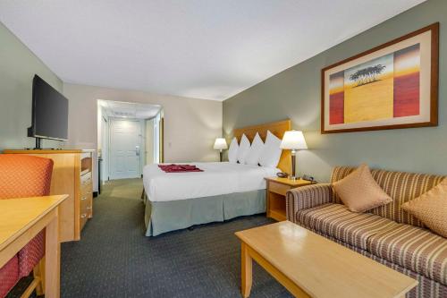 pokój hotelowy z łóżkiem i kanapą w obiekcie Best Western Plus Palm Desert Resort w mieście Palm Desert