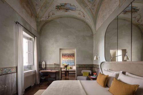 una camera con un soffitto a cassettoni e un letto di Anantara Convento di Amalfi Grand Hotel ad Amalfi