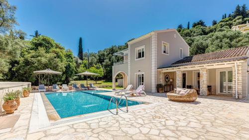 una villa con piscina e una casa di Agios Stefanos Bay - Villa Anna ad Ágios Stéfanos