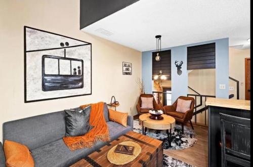 Una sala de estar con un sofá y una chimenea. en Charming Lutsen Ski-In Ski-Out Townhome with Pools and Hot Tub, en Lutsen