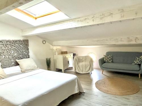 une chambre avec un lit, une chaise et un canapé dans l'établissement Villa French Riviera, à Vallauris