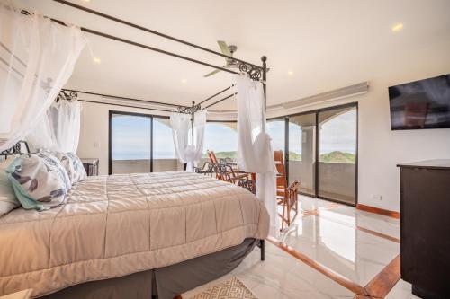 a bedroom with a bed with a view of the ocean at Casa Vista de Paraiso in Nuevo Colón
