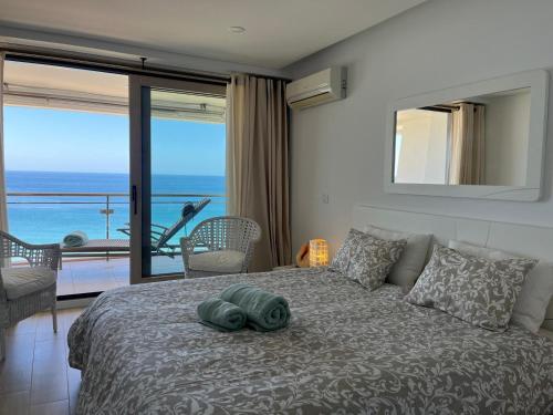 a bedroom with a bed with a view of the ocean at Belle vue Sesimbra in Sesimbra