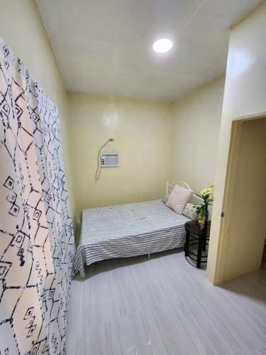 Postel nebo postele na pokoji v ubytování Debzyph Happy Home