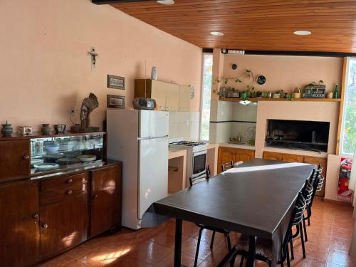 a kitchen with a table and a kitchen with a refrigerator at Descanso el abuelo in Londres