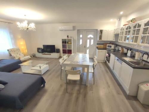 Fotografie z fotogalerie ubytování Apartment in Balatonboglar 50627 v destinaci Balatonboglár