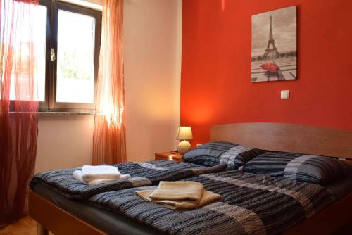een slaapkamer met een bed met twee handdoeken erop bij Apartment in Risika - Insel Krk 50492 in Risika