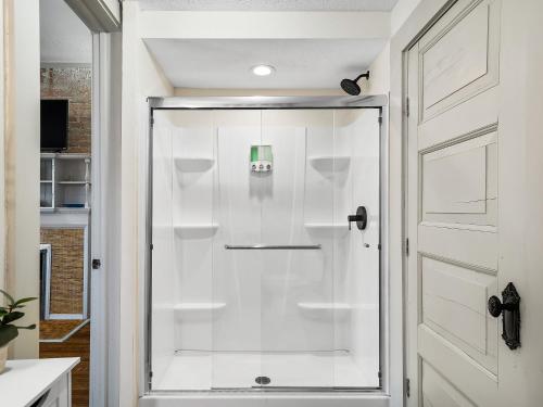 Ένα μπάνιο στο Carriage Manor - Sun Soaked 1BR - Close to CCF