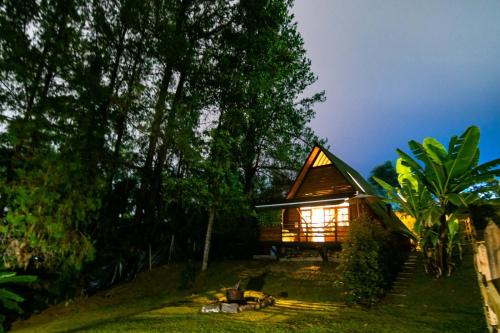 Ein Garten an der Unterkunft EUCALYPTO CHALET
