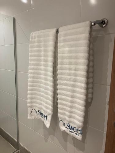 two towels on a towel rack in a bathroom at Suíte Pedra Azul in Pedra Azul
